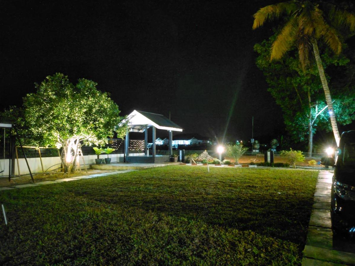 Aleesa Roomstay Pasir Puteh Exteriör bild