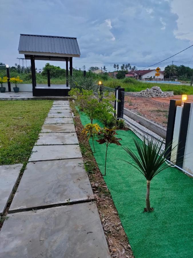 Aleesa Roomstay Pasir Puteh Exteriör bild
