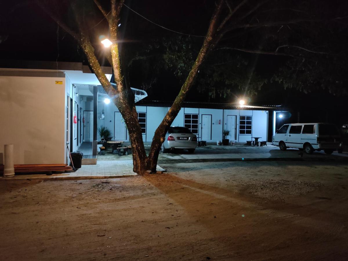 Aleesa Roomstay Pasir Puteh Exteriör bild