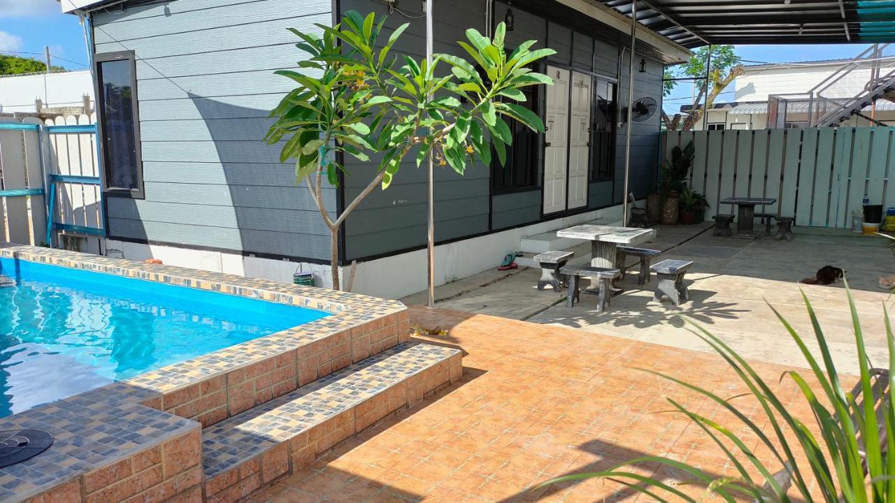 Aleesa Roomstay Pasir Puteh Exteriör bild