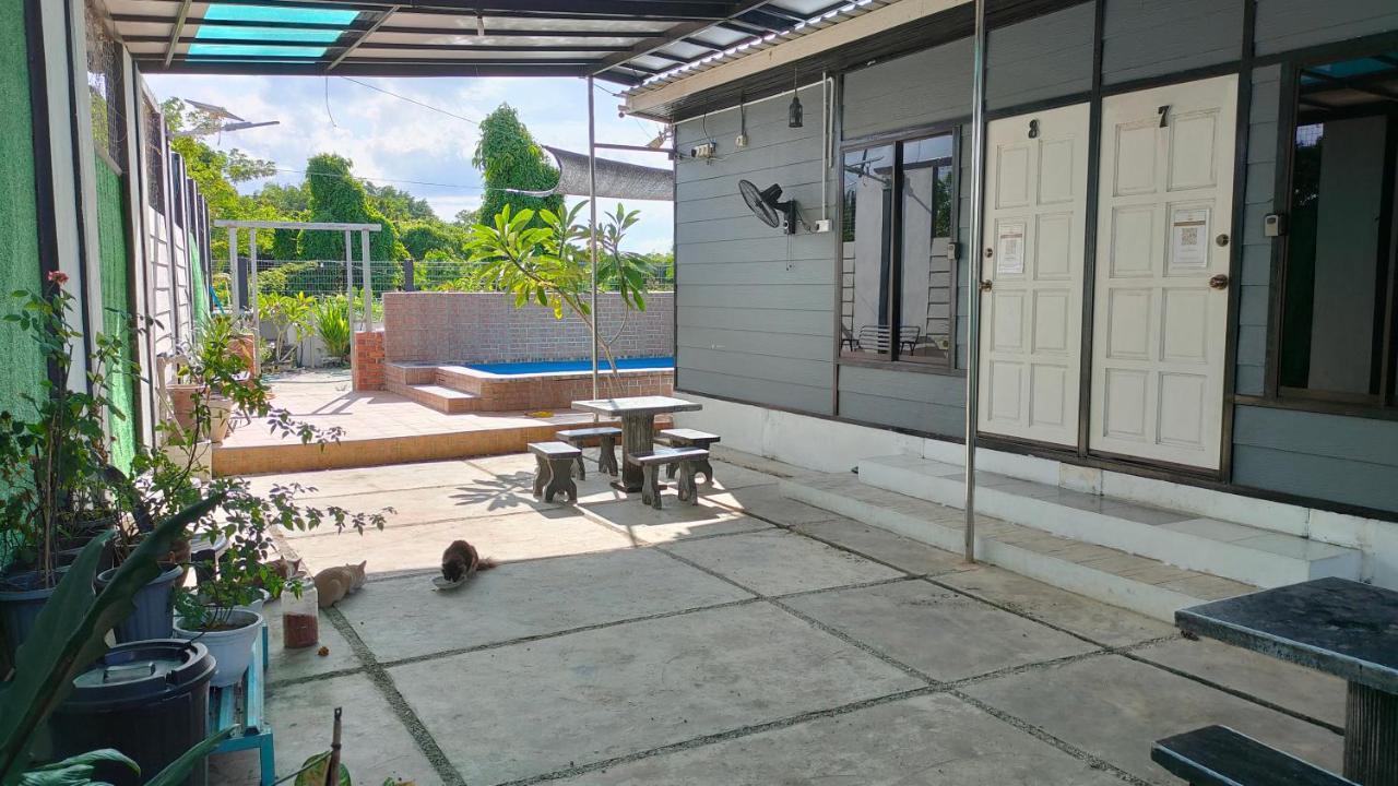 Aleesa Roomstay Pasir Puteh Exteriör bild