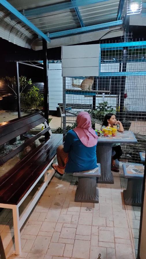 Aleesa Roomstay Pasir Puteh Exteriör bild
