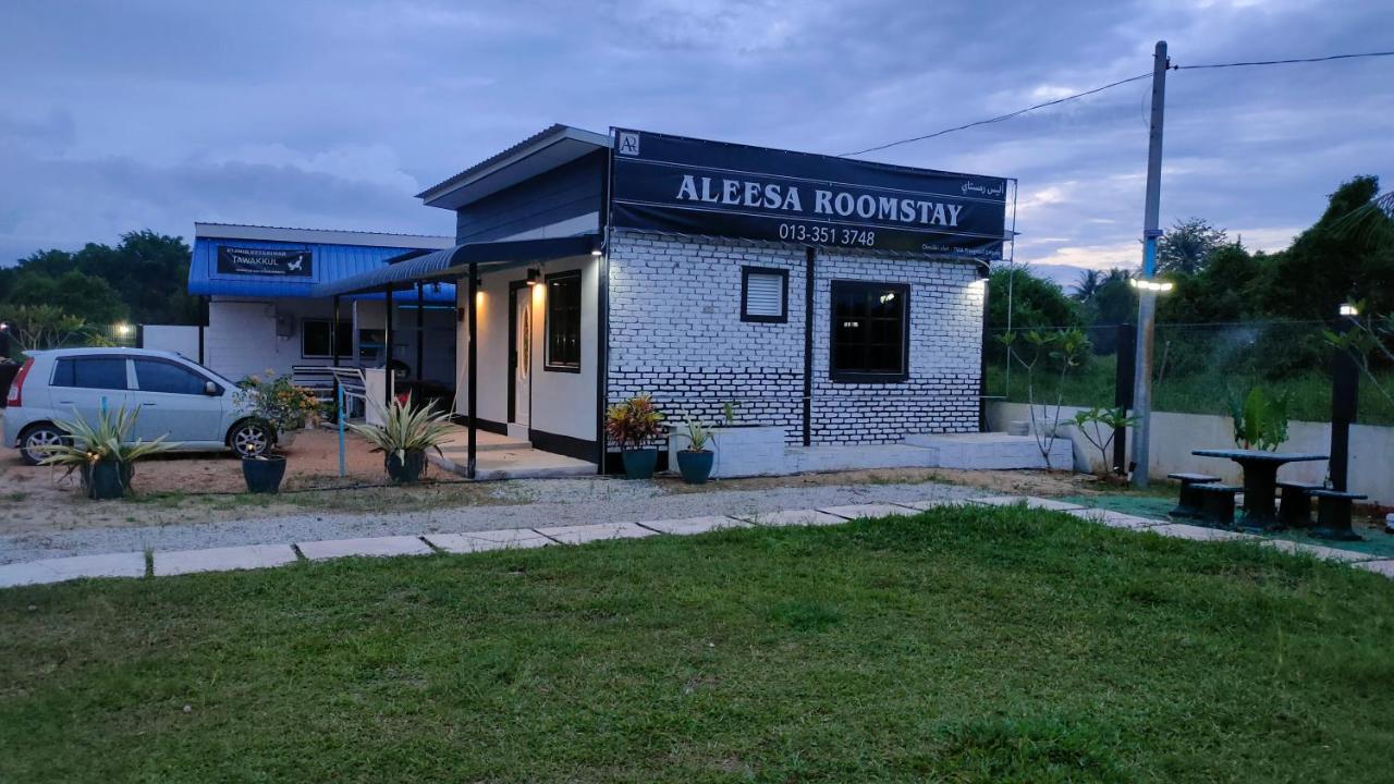 Aleesa Roomstay Pasir Puteh Exteriör bild