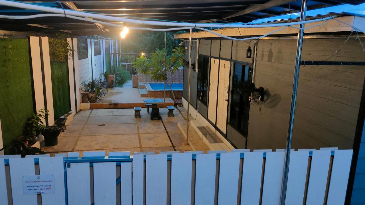 Aleesa Roomstay Pasir Puteh Exteriör bild